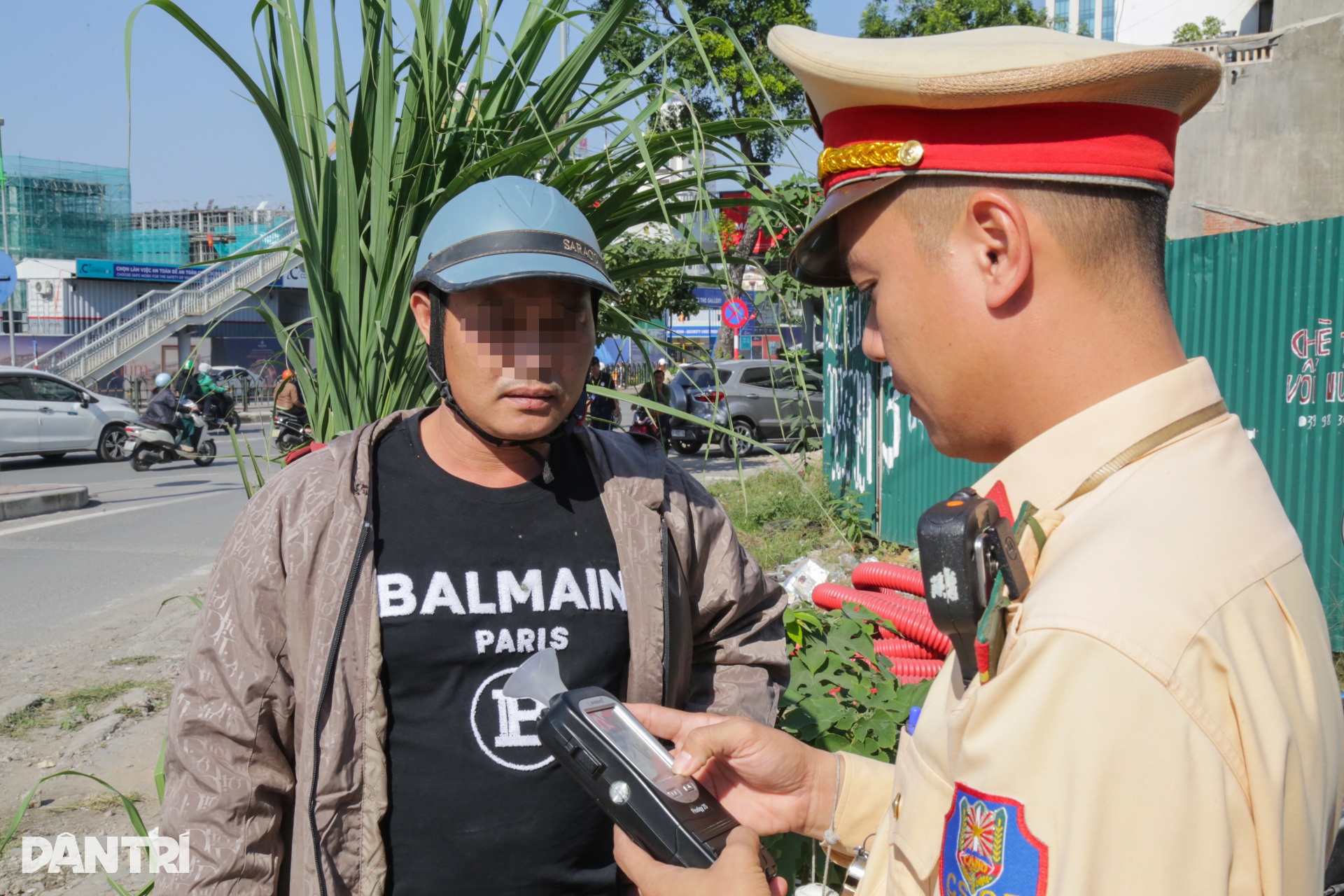 Nữ tài xế yêu cầu CSGT test máy đo trước khi thổi nồng độ cồn - 7