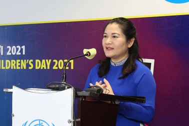 "Có cha mẹ Việt thích chơi với điện thoại hơn là chơi với con"