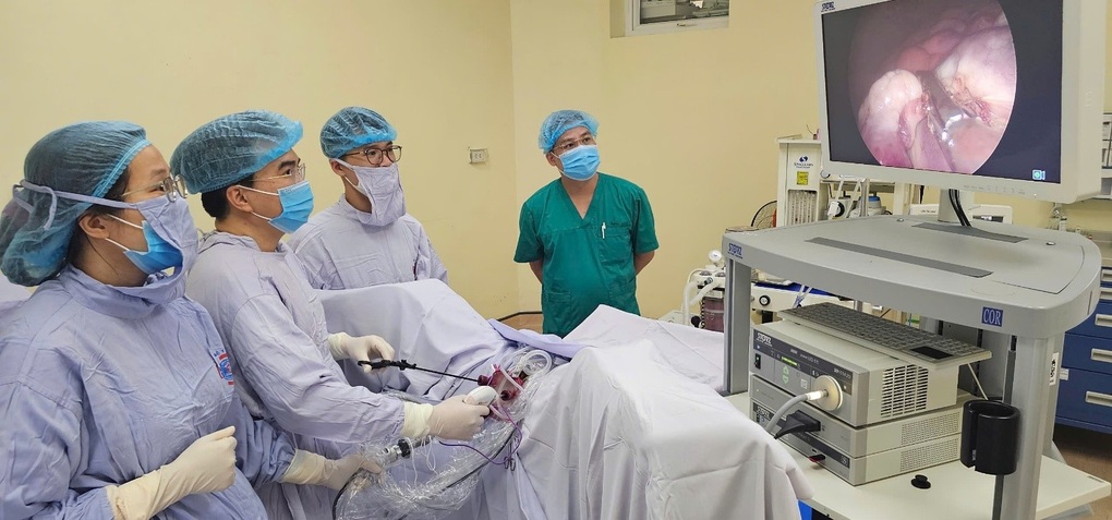 Lần đầu tiên: Chữa ung thư phụ khoa bằng phẫu thuật không để lại sẹo - 1 Lần đầu tiên: Chữa ung thư phụ khoa bằng phẫu thuật không để lại sẹo - 1