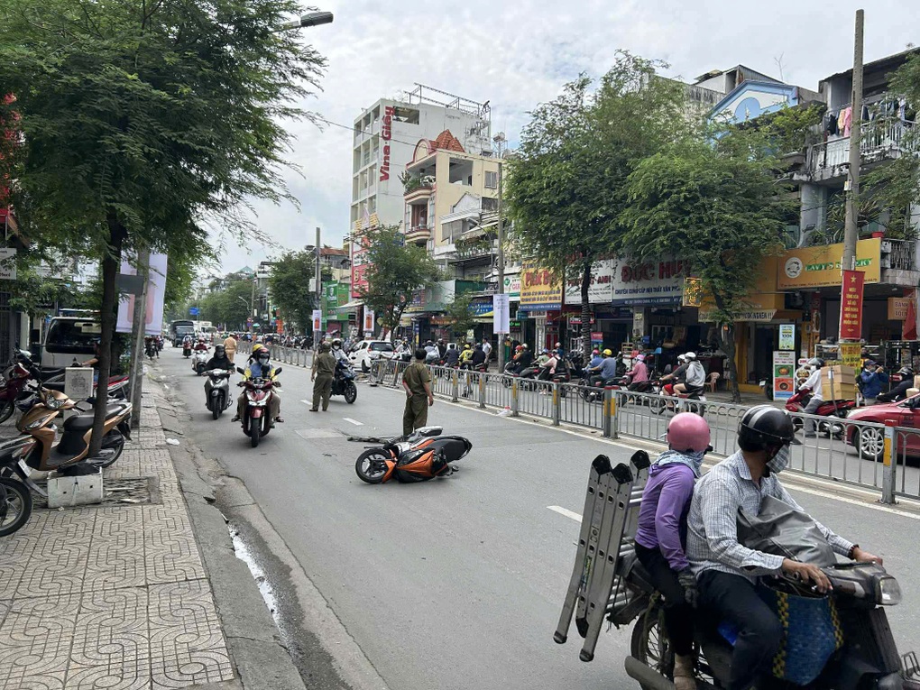 Ô tô 7 chỗ mất lái tông xe máy, trụ điện ở TPHCM - 2