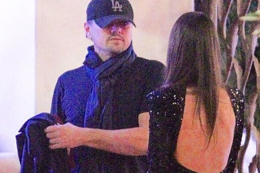 Leonardo DiCaprio đưa bạn gái kém 23 tuổi dự tiệc giáng sinh