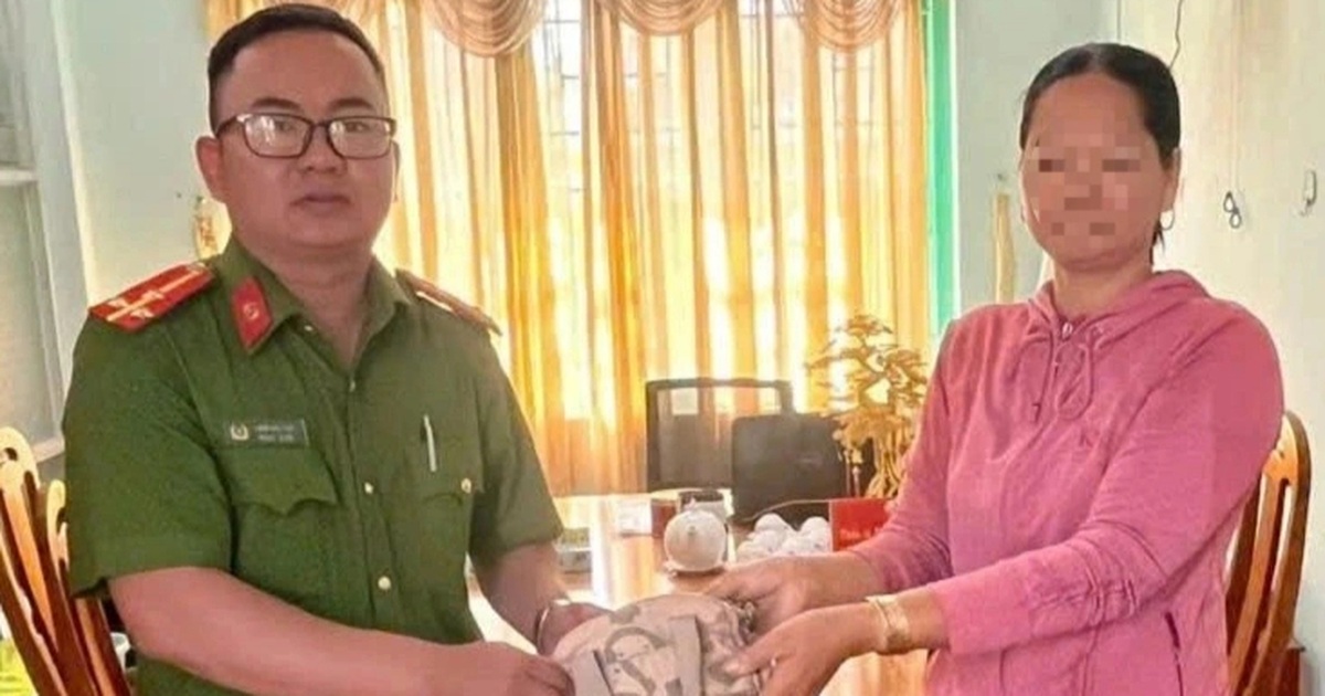 Người phụ nữ phát hiện túi xách bên đường chứa nhiều tiền, vàng