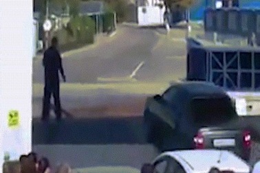 Phà chưa cập bờ, tài xế như "ma làm" lái ô tô lao xuống biển