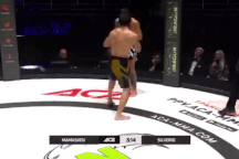 Võ sĩ "đấm bay răng" đối thủ và giành chiến thắng knock-out ấn tượng