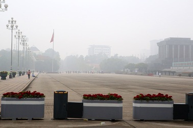 Gần trưa, Hà Nội vẫn chìm trong sương mù dày đặc