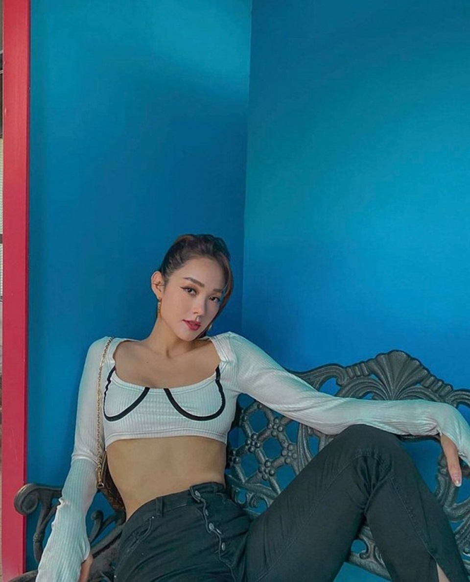 Minh Hằng mặc croptop khiến fan trầm trồ vì body quá gợi cảm - 2 Minh Hằng mặc croptop khiến fan trầm trồ vì body quá gợi cảm - 2