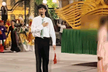 Clip 6 giây Đen Vâu cúi gập người chào khán giả ở lễ diễu hành gây sốt