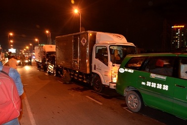 Tránh tai nạn, 4 ô tô “dồn toa” trên cầu