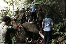 Hang ổ ẩn náu trong rừng già của nghi phạm thảm sát 4 người