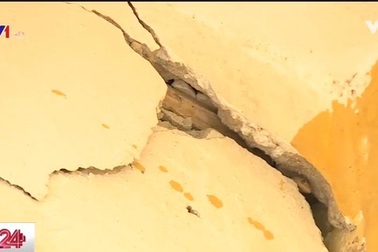 Kế toán tự ý “nâng” bậc lương giáo viên; học sinh đội mũ bảo hiểm trong… lớp học