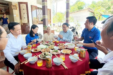 “Bữa cơm gia đình” tri ân Bà mẹ Việt Nam anh hùng tại Quảng Trị