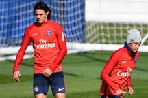 Neymar và Cavani không thèm nhìn mặt nhau trên sân tập