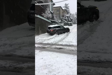 Xe Range Rover Sport bất lực trên dốc trơn, dân mạng "mổ xẻ" lý do