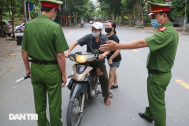 Theo chân công an Hà Nội xử lý người ra đường không lý do chính đáng