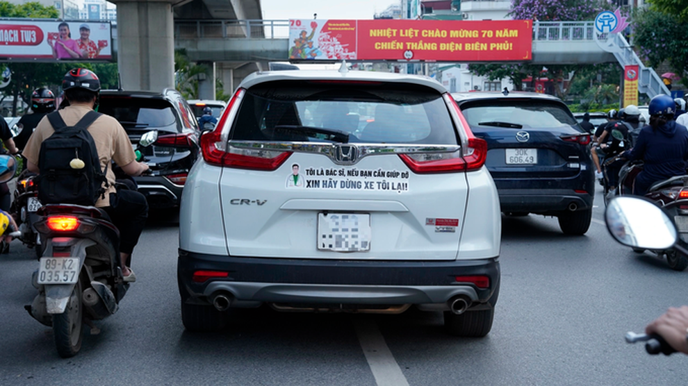 Hà Nội: Bác sĩ vô tình cứu cô gái gặp nạn và chiếc xe có dòng chữ lạ - 2 Hà Nội: Bác sĩ vô tình cứu cô gái gặp nạn và chiếc xe có dòng chữ lạ - 2