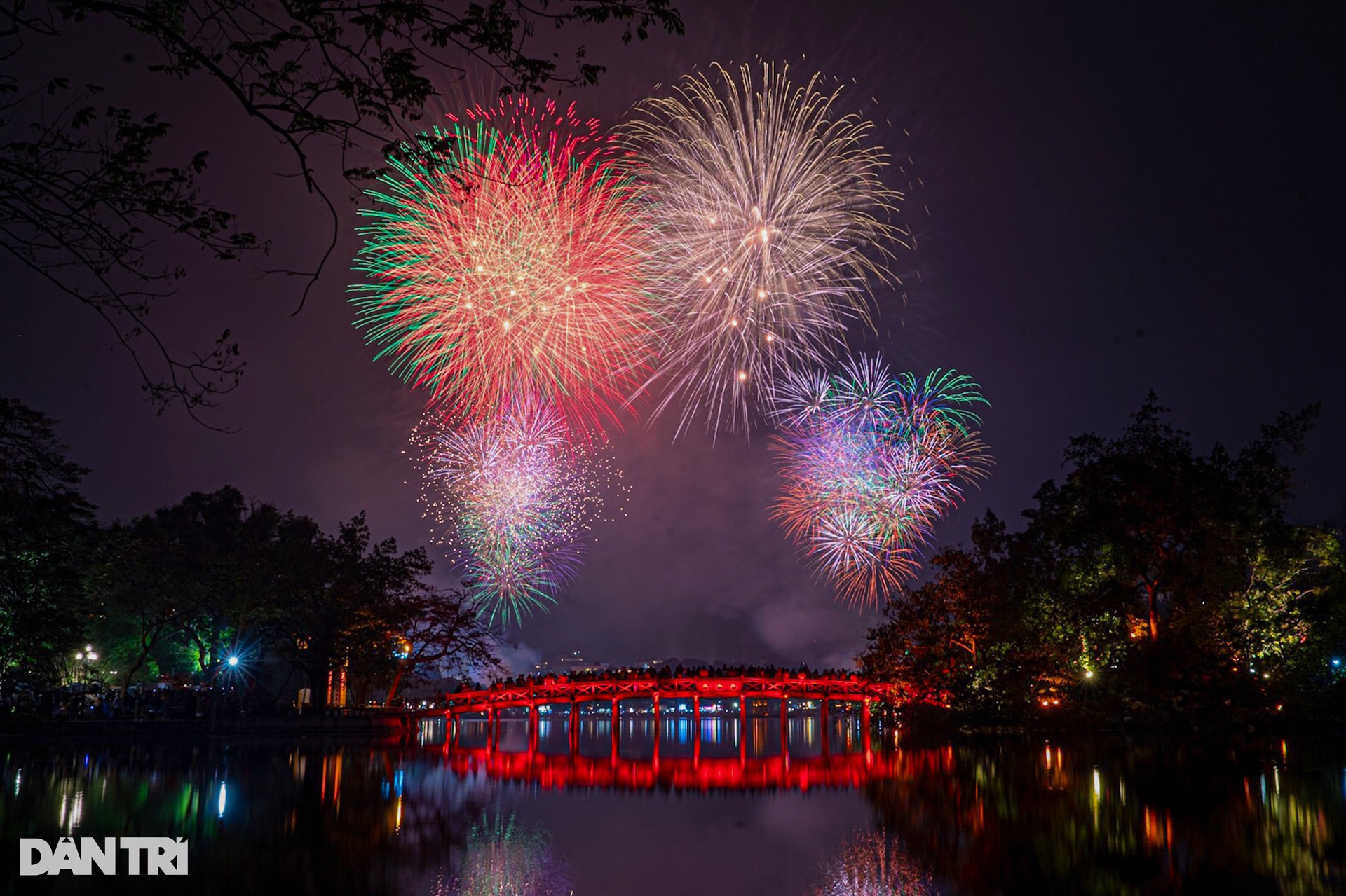 Ngắm pháo hoa giao thừa rực sáng trên khắp cả nước - 1 Ngắm pháo hoa giao thừa rực sáng trên khắp cả nước - 1