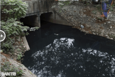 Hình ảnh so sánh thực tế sông Tô Lịch khi nước xanh thơ mộng và đen ô nhiễm