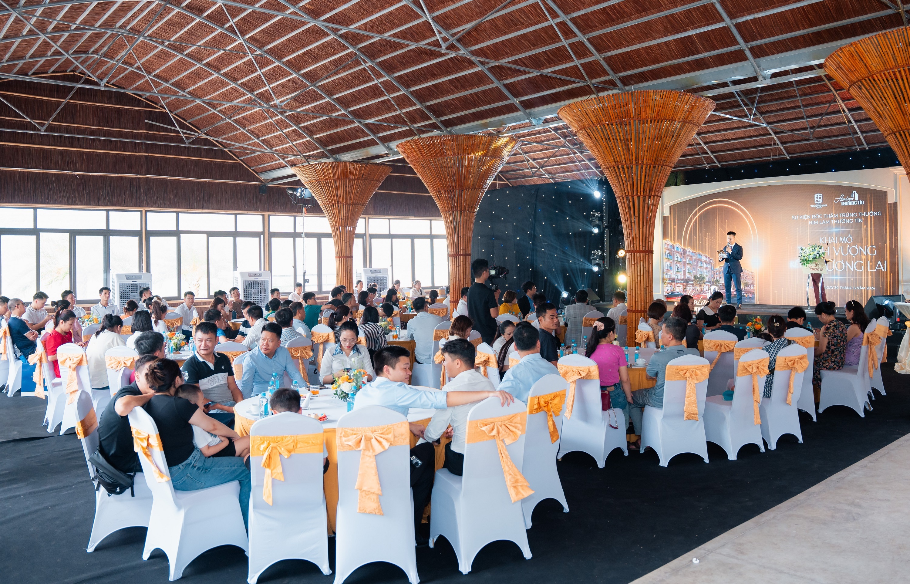 ຂອງຂວັນຫຼາຍອັນໃນງານຈັບສະຫຼາກຊິງໂຊກໂຄງການລາວລຳທັ່ງຕີ - 1 Nhiều quà tặng tại sự kiện bốc thăm trúng thưởng dự án Him Lam Thường Tín - 1