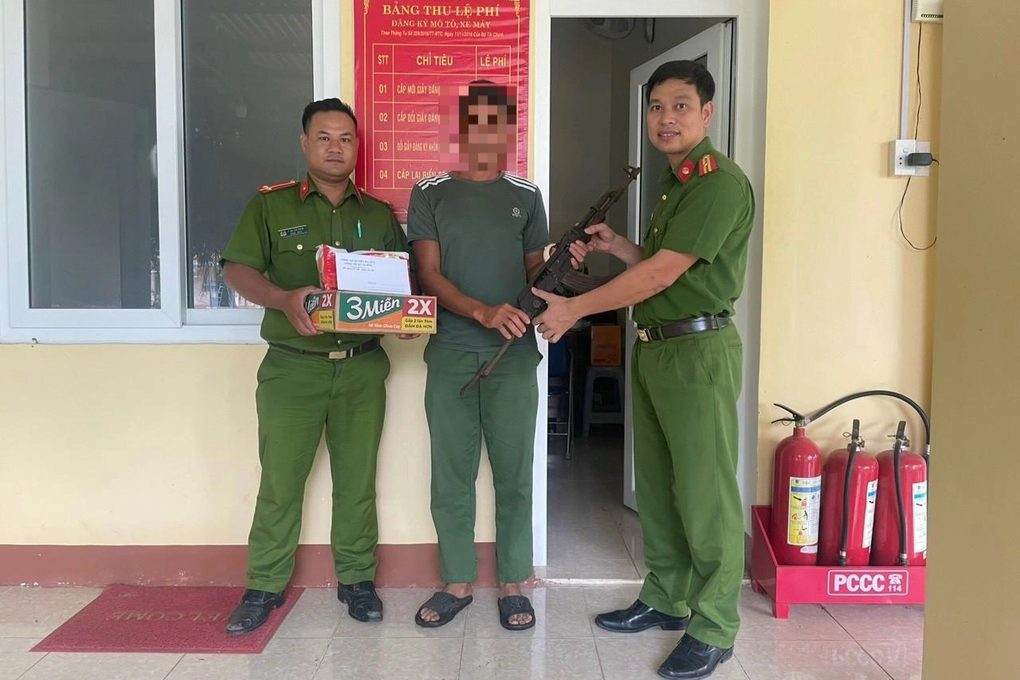 Hai người dân khu vực biên giới tại Đắk Lắk giao nộp súng AK - 1 Hai người dân khu vực biên giới tại Đắk Lắk giao nộp súng AK - 1