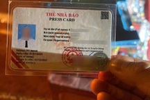 Giả danh nhà báo chở cả tạ pháo lậu "vi vu" trên đường