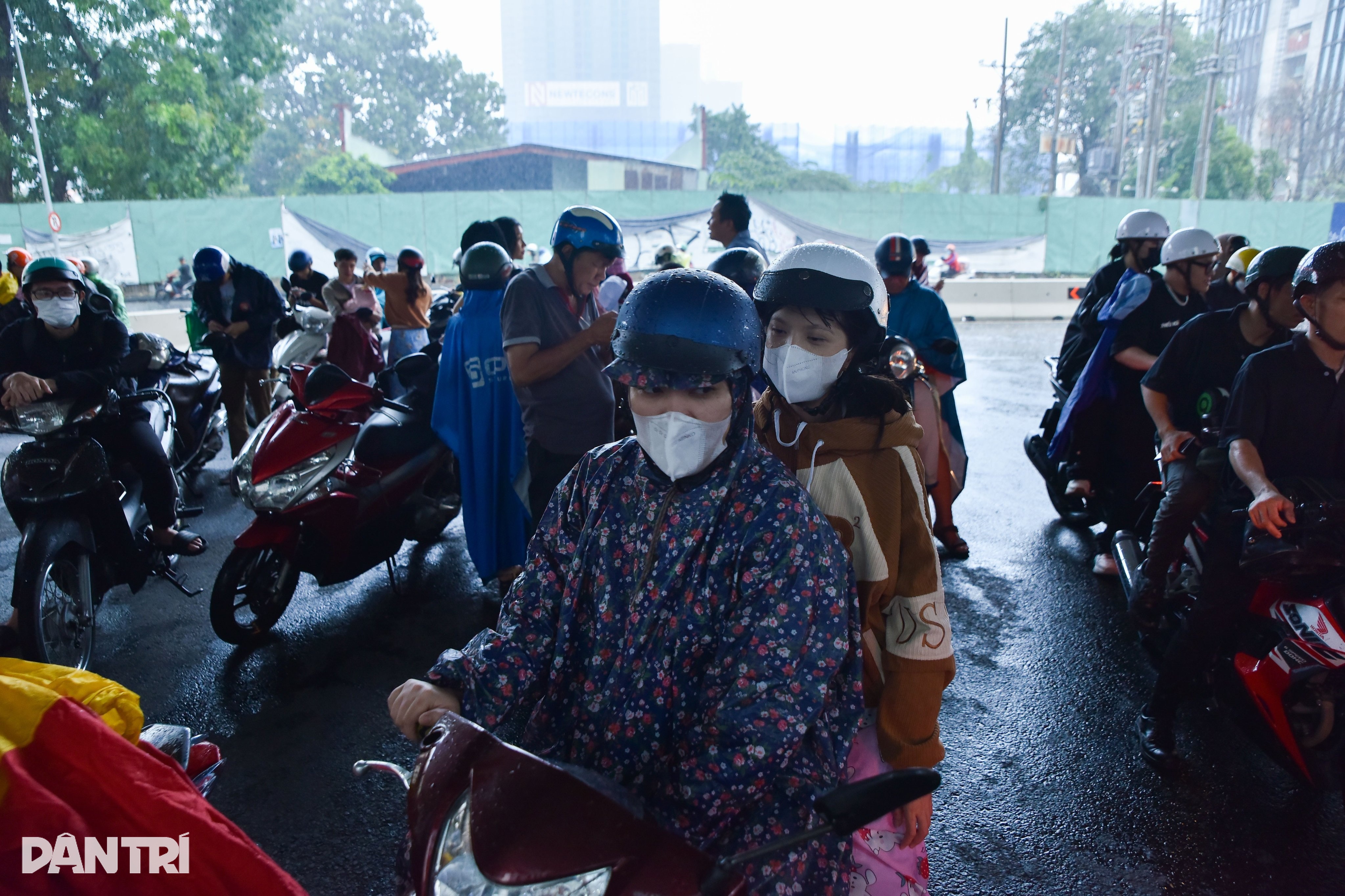 אנשים ותיירים צועדים במים לאחר גשם כבד בהו צ'י מין סיטי - 5 Người dân, du khách bì bõm lội nước sau cơn mưa lớn ở TPHCM - 5