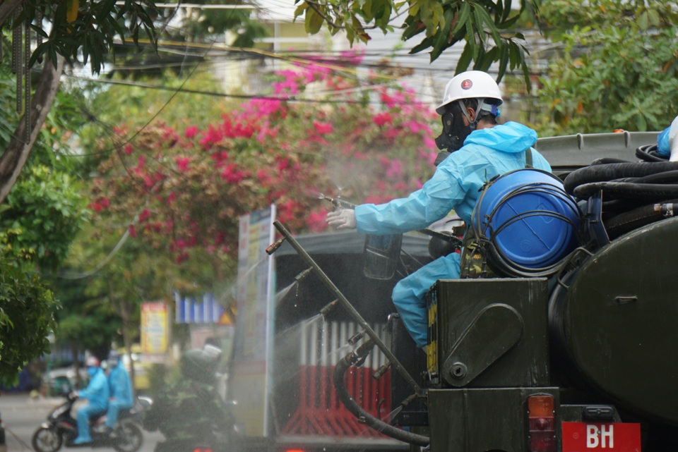 Đà Nẵng phun thuốc khử khuẩn, tẩy độc trên diện rộng - 3 Đà Nẵng phun thuốc khử khuẩn, tẩy độc trên diện rộng - 3