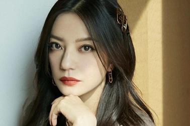 Ở ẩn gần 5 năm, Triệu Vy liên tục bị réo tên và nghi ngờ tẩu tán tài sản