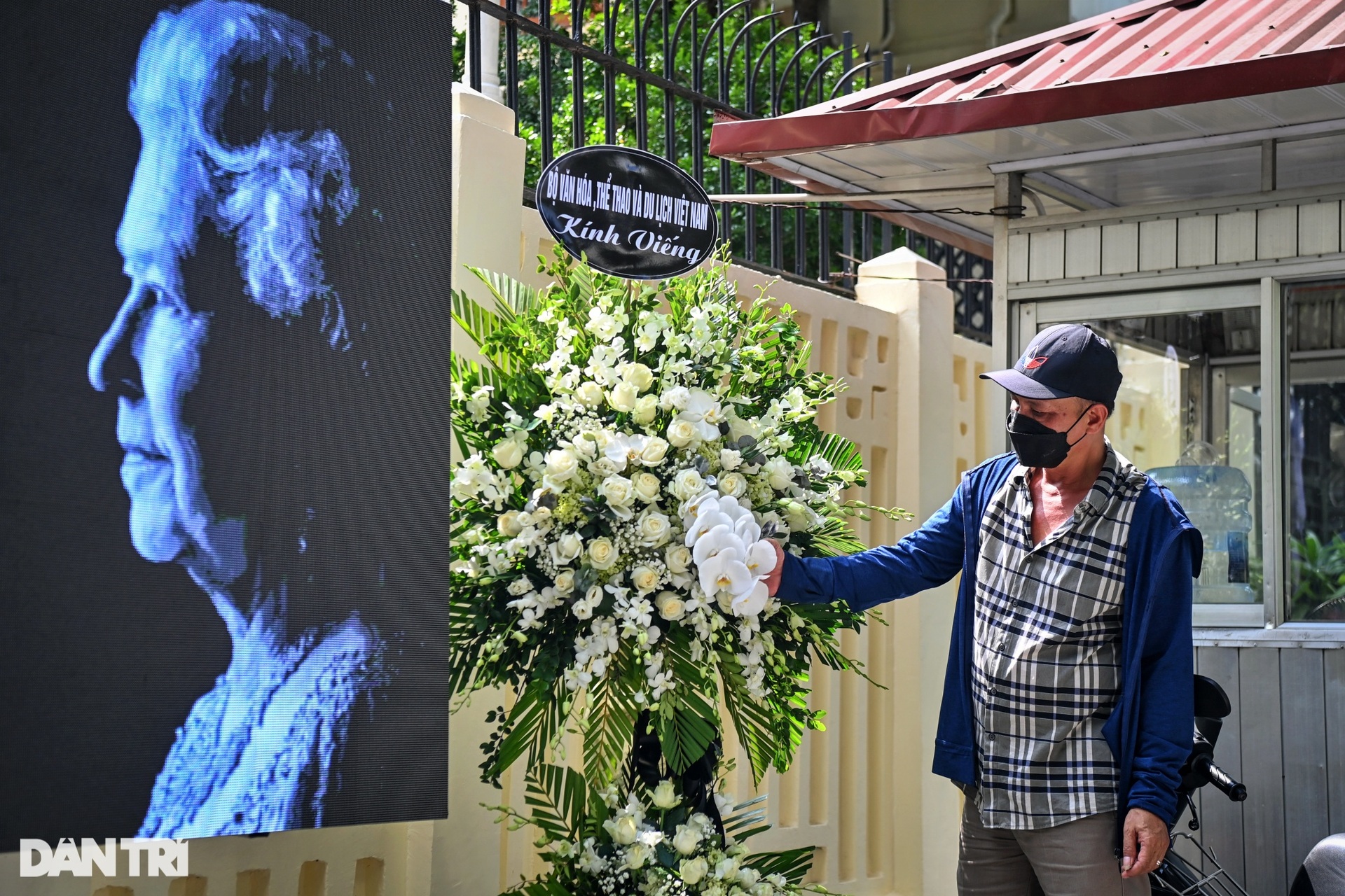 Người dân tiếc thương, viết sổ tang viếng Nữ hoàng Elizabeth II tại Hà Nội - 12 Người dân tiếc thương, viết sổ tang viếng Nữ hoàng Elizabeth II tại Hà Nội - 12