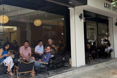 Hết thời lấn vỉa hè: Chủ quán ở Hà Nội làm vỉa hè "giả", đón khách ăn uống