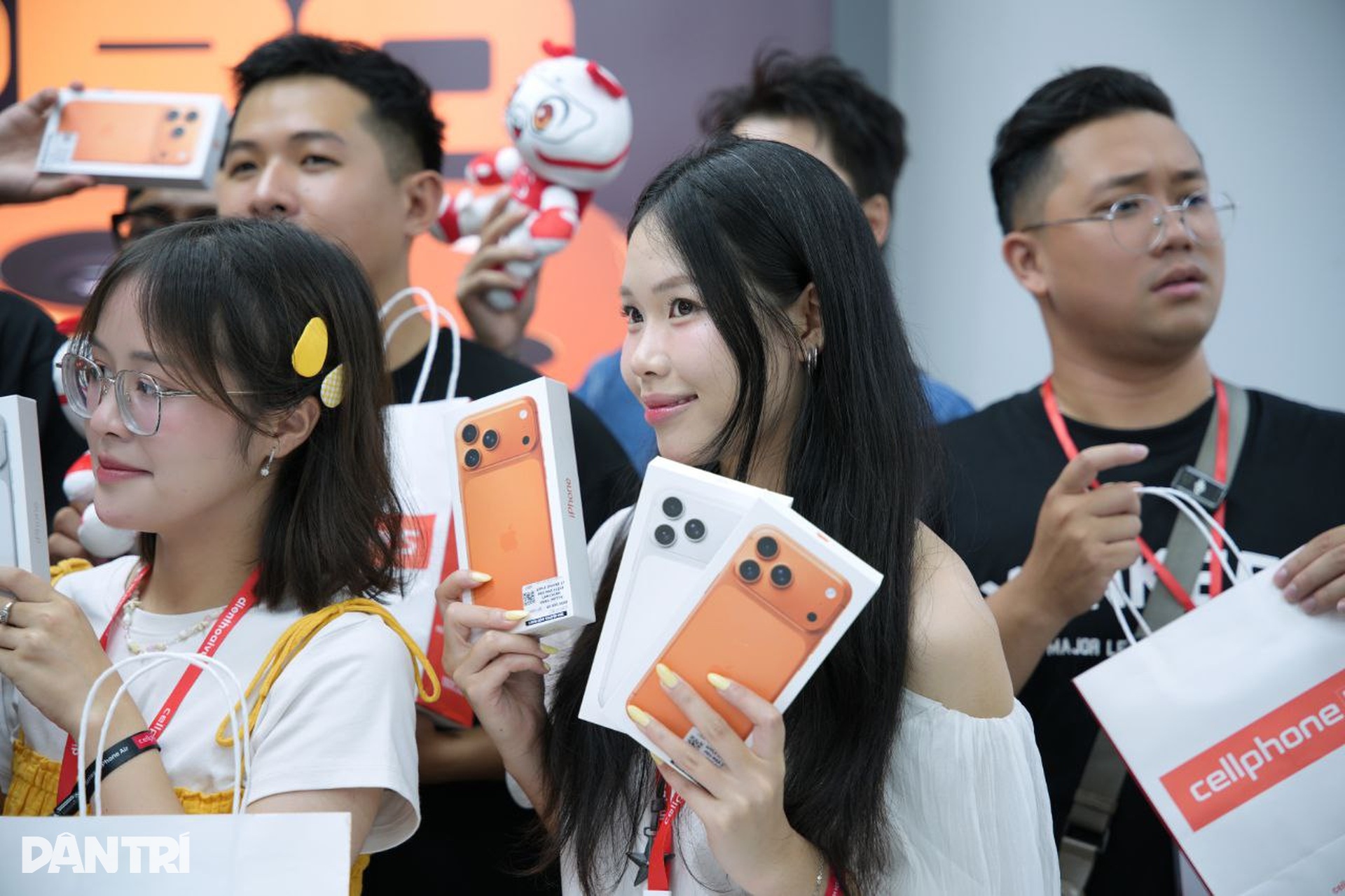 Người dùng mua iPhone 17 Pro Max tặng mẹ trong ngày đầu iPhone 17 lên kệ - 16 Người dùng mua iPhone 17 Pro Max tặng mẹ trong ngày đầu iPhone 17 lên kệ - 16