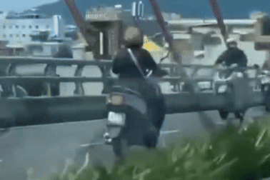 Người phụ nữ đi xe máy ngược chiều trên cầu ở Đà Nẵng rồi gây tai nạn