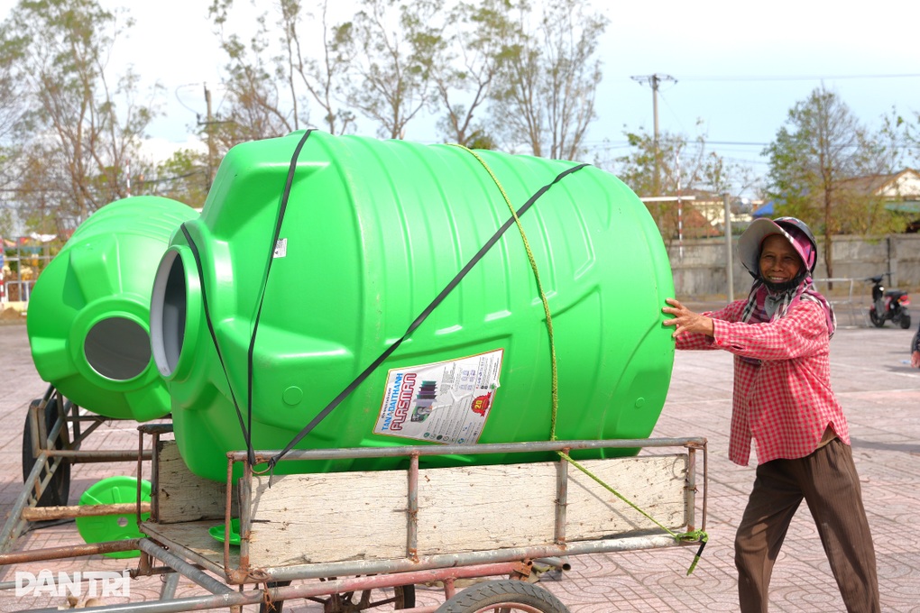 Trao tặng 50 bồn nước giúp người dân vùng mưa bão ổn định cuộc sống - 2 Trao tặng 50 bồn nước giúp người dân vùng mưa bão ổn định cuộc sống - 2