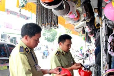 Xử phạt 8 cơ sở kinh doanh mũ bảo hiểm không niêm yết giá