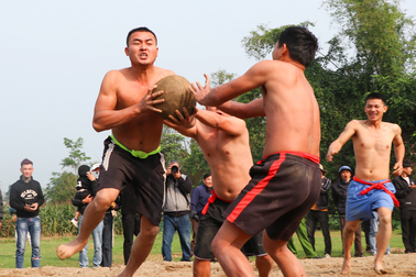 Xem trai làng đánh trần tranh quả cù 10kg