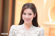 Người tình ông trùm phim "Lửa trắng" ghi điểm với gu ăn mặc tối giản