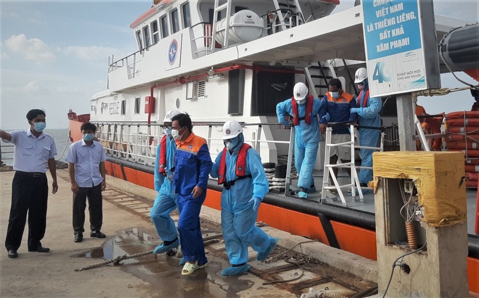 Tiếp nhận thêm 2 thuyền viên Indonesia bị nạn trên biển - 1 Tiếp nhận thêm 2 thuyền viên Indonesia bị nạn trên biển - 1