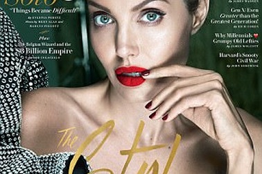 Vì sao Angelina Jolie bị liệt nửa mặt?