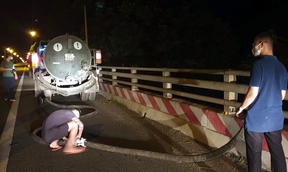 Hai xe “Vì môi trường xanh sạch đẹp” đổ trộm chất thải ra Đại lộ Thăng Long - 2