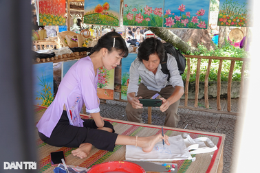 Gặp "dị nhân" miền Tây có biệt tài vẽ tranh bằng chân