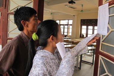 Phụ huynh đọc nội quy để căn dặn con thi tốt 