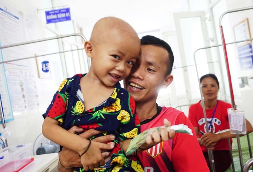 Bạn đọc Dân trí dang tay cứu cậu bé 5 tuổi bị ung thư tinh hoàn - 3 Bạn đọc Dân trí dang tay cứu cậu bé 5 tuổi bị ung thư tinh hoàn - 3