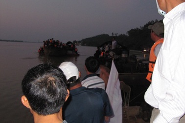 Đã xác định được vị trí chiếc xe khách bị lũ cuốn trôi