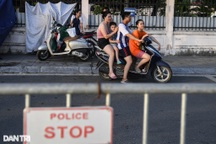 Người dân "quay xe" khi thấy lực lượng chức năng căng rào cấm tắm hồ Tây