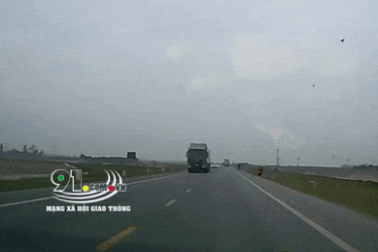 Tấm thạch cao "từ trên trời rơi xuống" kính lái ô tô khiến tài xế hú vía