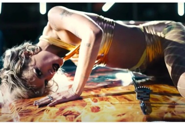 Có gì trong bộ phim ngập tràn cảnh "nóng" quái dị vừa đoạt Cành Cọ Vàng?