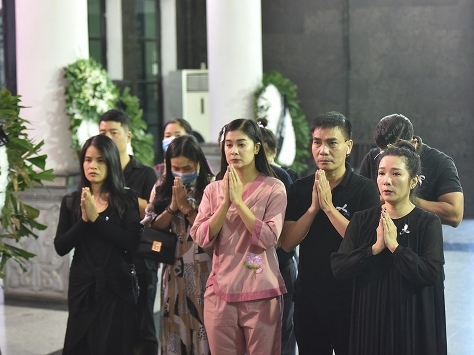 Bố NSƯT Tuấn Phương khóc nghẹn trong tang lễ con trai - 11 Bố NSƯT Tuấn Phương khóc nghẹn trong tang lễ con trai - 11