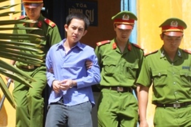 Bị nhắc nhở vì đi tiểu bậy, đánh chết bảo vệ trường học