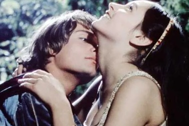 Biệt tài quyến rũ công chúng của đạo diễn “Romeo & Juliet”