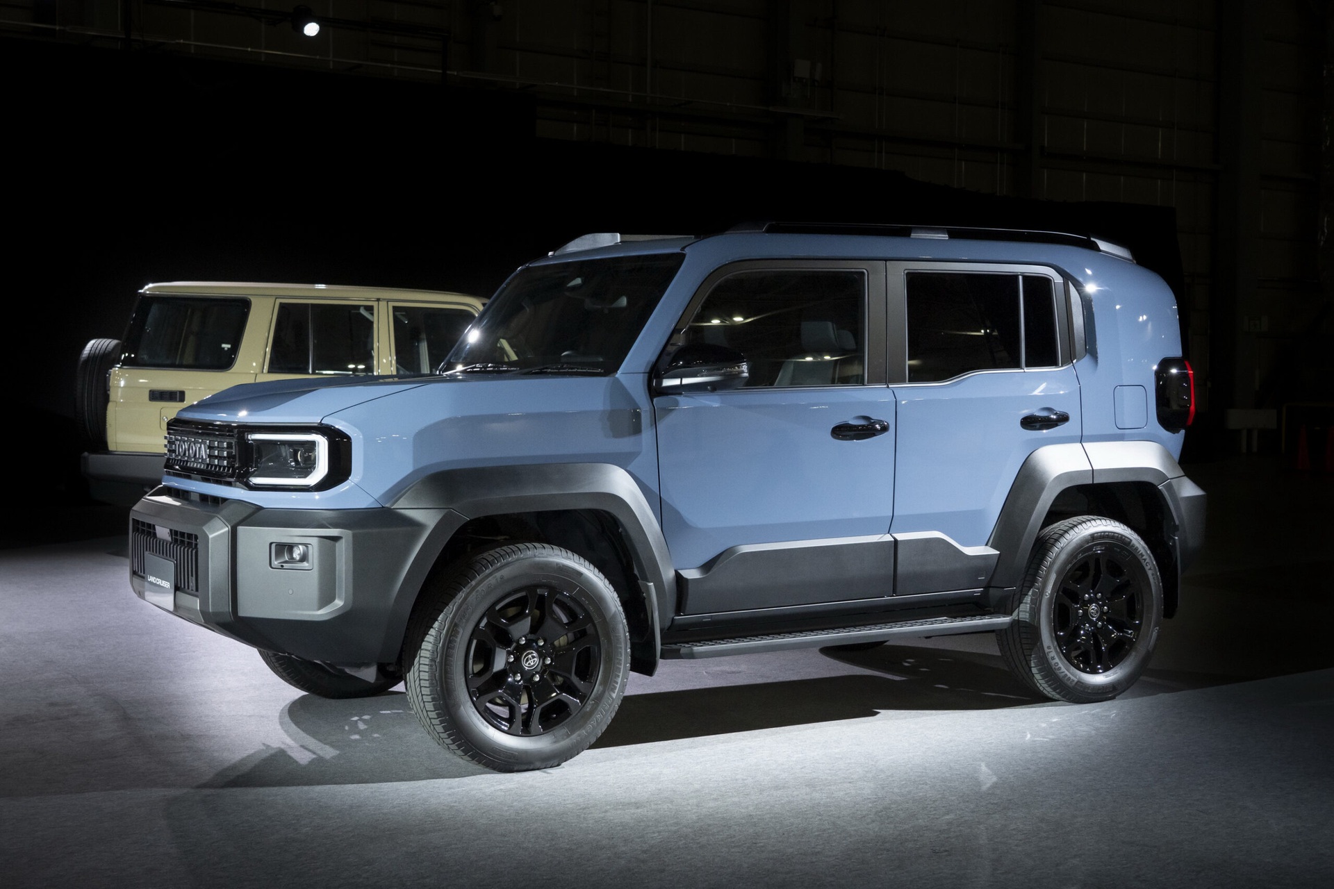 Land Cruiser FJ ra mắt, dễ ngáng đường Suzuki Jimny nếu về Việt Nam - 1 Land Cruiser FJ ra mắt, dễ ngáng đường Suzuki Jimny nếu về Việt Nam - 1