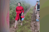 Nhà trai Hải Phòng đi bộ gần 3km giữa trời mưa đón dâu vùng cao